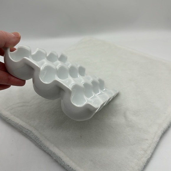 HIC Porcelain/Ceramic Kitchen Crate Fine White Holds 1-Doz. Eggs - Picture 6 of 8